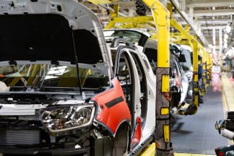 トランプ大統領が自動車関税を発表、国際貿易に影響か